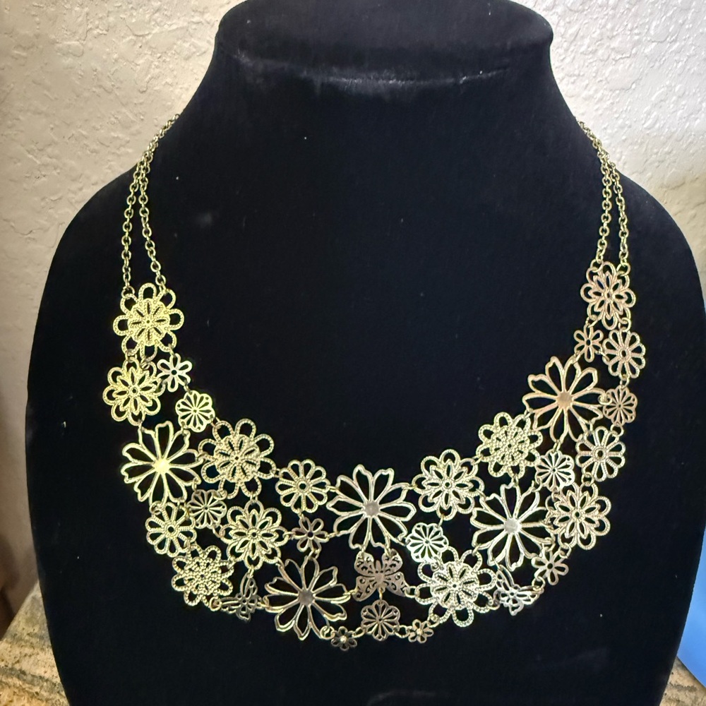 flower and butterfly necklace - Picture 1 of 3